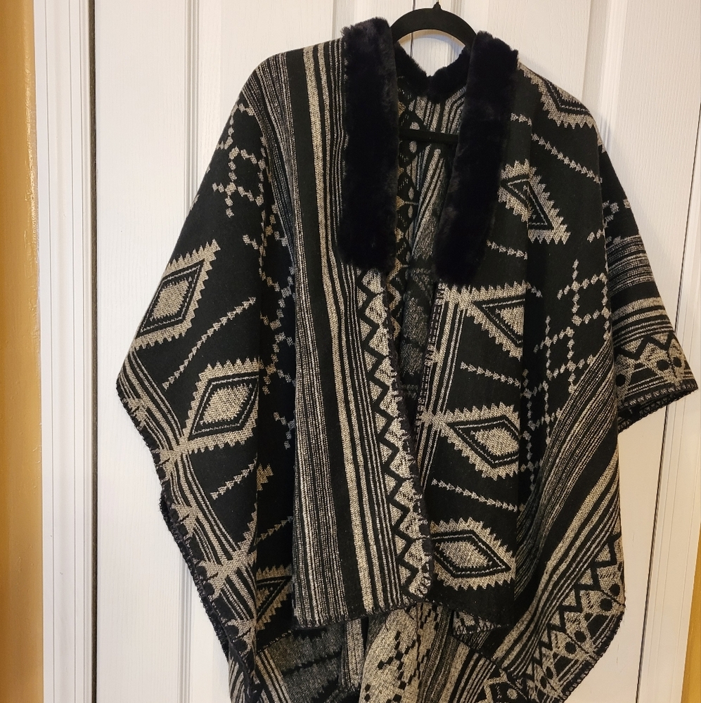 Black and Cream Geometric Patterned Shawl Pancho By Loft
